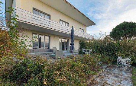 Anières : Propriété au bord du lac avec plage privée