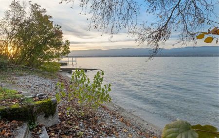 Anières : Propriété au bord du lac avec plage privée