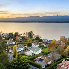 Anières : Propriété au bord du lac avec plage privée