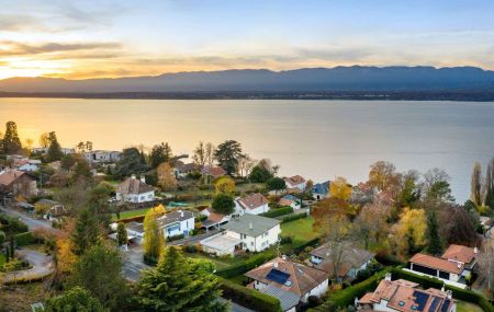 Anières : Propriété au bord du lac avec plage privée