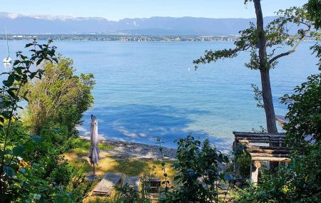 Anières : Propriété au bord du lac avec plage privée