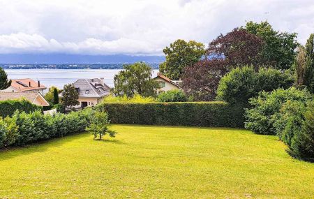 Anières : Propriété au bord du lac avec plage privée