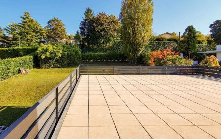 Anières : Propriété au bord du lac avec plage privée