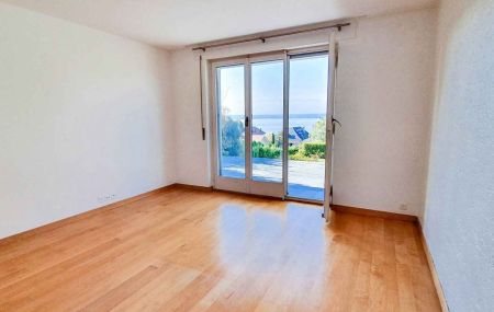 Anières : Propriété au bord du lac avec plage privée