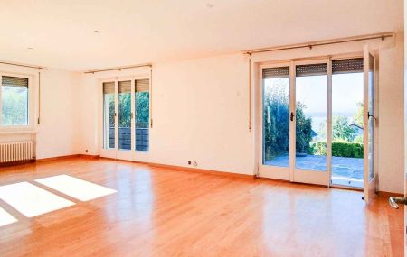 Anières : Propriété au bord du lac avec plage privée