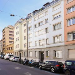 Appartement traversant de 5 pièces au 1er étage situé dans un immeuble avec ascenseur, en plein coeur des Eaux-Vives et à proximité du Lac