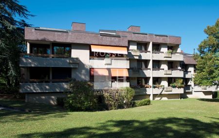 Dans la verdure, bel appartement de 4 pièces au 1er étage