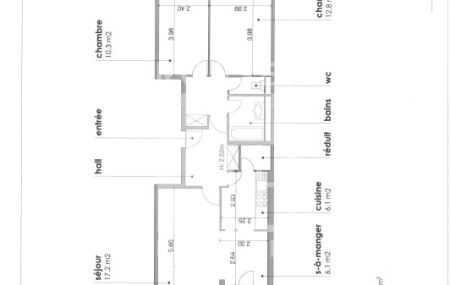 Dans la verdure, bel appartement de 4 pièces au 1er étage