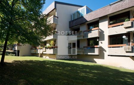 Dans la verdure, bel appartement de 4 pièces au 1er étage