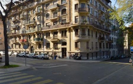 Dans un immeuble ancien avec cachet, proche des commerces, écoles, transports en communs.  Nous disposons d'un appartement de 2 pièces au 3ème étage, celui-ci se compose comme d'un hall, d'une cuisine agencée, d'une pièce à vivre avec balcon, alcôve et d'