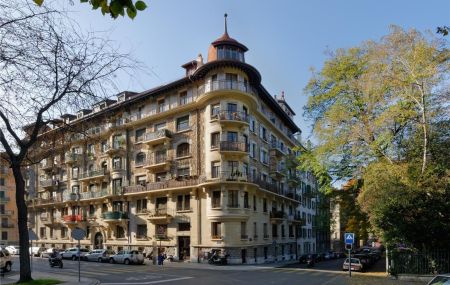 Dans un immeuble ancien avec cachet, proche des commerces, écoles, transports en communs.  Nous disposons d'un appartement de 2 pièces au 3ème étage, celui-ci se compose comme d'un hall, d'une cuisine agencée, d'une pièce à vivre avec balcon, alcôve et d'