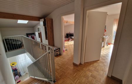 Bel appartement de 5 pièces spacieux en duplex avec un balcon
