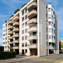 Appartement de 4 pièces au 1er étage dans un immeuble avec ascenseur.