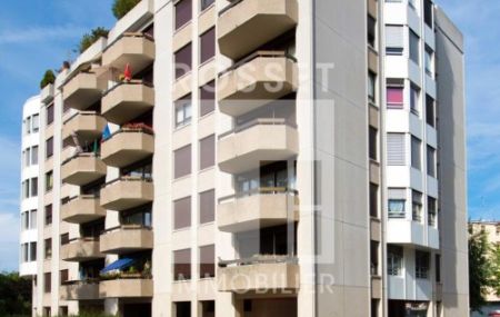 Appartement de 4 pièces au 1er étage dans un immeuble avec ascenseur.