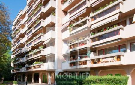 Attique de 8 pièces en pignon avec terrasse périphérique et vue dégagée sur ville et lac