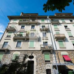 Appartement traversant de 4 pièces au rez supérieur