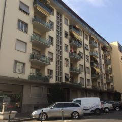 Charmant appartement de 3 pièces au 4ème étage avec balcon. 48m2 environ.