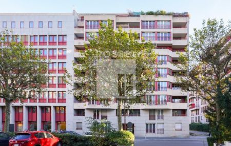 A louer bel appartement de 4 pièces d'env. 80 m2 au 6ème étage avec balcon