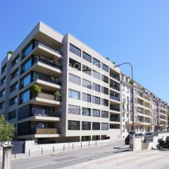 Appartement de 6 pièces au 1er étage dans un immeuble avec ascenseur.
