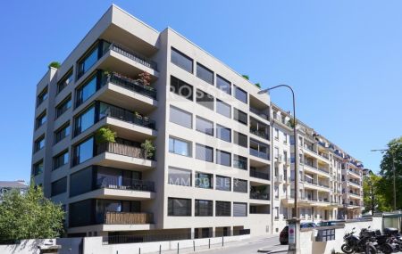 Appartement de 6 pièces au 1er étage dans un immeuble avec ascenseur.