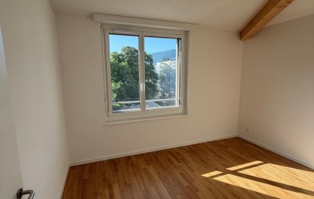 Qui se composent de :   - Hall d'entreé donnant sur le séjour  - Cuisine agencée et équipée  - Salle de bain avec WC  - WC visiteurs - 3 à 4 chambres  - loggia