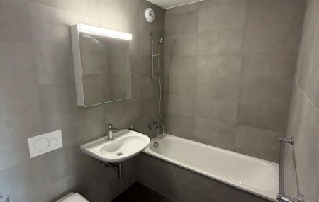 Qui se composent de :   - Hall d'entreé donnant sur le séjour  - Cuisine agencée et équipée  - Salle de bain avec WC  - WC visiteurs - 3 à 4 chambres  - loggia