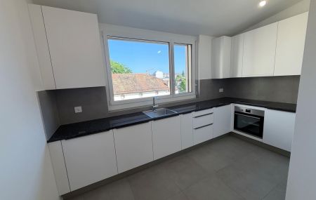 Qui se composent de :   - Hall d'entreé donnant sur le séjour  - Cuisine agencée et équipée  - Salle de bain avec WC  - WC visiteurs - 3 à 4 chambres  - loggia