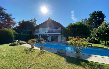 Villa individuelle de 7 pièces avec piscine à Vésenaz