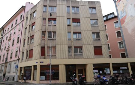 4 pièces au 4ème étage d'environ 65 m2, comprenant une cuisine agencée (non équipée), 2 chambres, salon, salle de bains et wc séparés. Cave, ascenseur et buanderie à disposition.<br> Réfection des peintures du logement en cours.