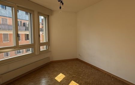 4 pièces au 4ème étage d'environ 65 m2, comprenant une cuisine agencée (non équipée), 2 chambres, salon, salle de bains et wc séparés. Cave, ascenseur et buanderie à disposition.<br> Réfection des peintures du logement en cours.