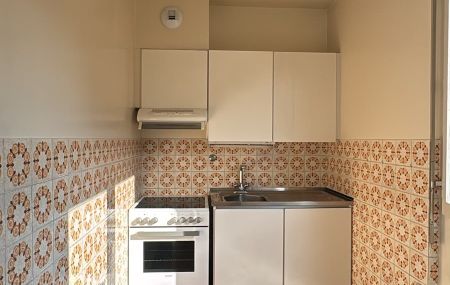 4 pièces au 4ème étage d'environ 65 m2, comprenant une cuisine agencée (non équipée), 2 chambres, salon, salle de bains et wc séparés. Cave, ascenseur et buanderie à disposition.<br> Réfection des peintures du logement en cours.