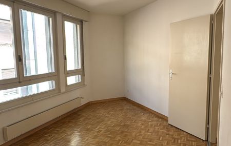 4 pièces au 4ème étage d'environ 65 m2, comprenant une cuisine agencée (non équipée), 2 chambres, salon, salle de bains et wc séparés. Cave, ascenseur et buanderie à disposition.<br> Réfection des peintures du logement en cours.