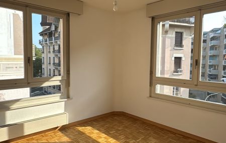 4 pièces au 4ème étage d'environ 65 m2, comprenant une cuisine agencée (non équipée), 2 chambres, salon, salle de bains et wc séparés. Cave, ascenseur et buanderie à disposition.<br> Réfection des peintures du logement en cours.