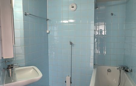 4 pièces au 4ème étage d'environ 65 m2, comprenant une cuisine agencée (non équipée), 2 chambres, salon, salle de bains et wc séparés. Cave, ascenseur et buanderie à disposition.<br> Réfection des peintures du logement en cours.