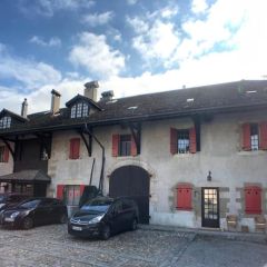 Se compose d'un hall d'entrée, d'un séjour, d'une cuisine agencée, d'une chambre et d'une salle de bain avec WC + parking obligatoire à CHF 100