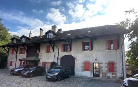 Se compose d'un hall d'entrée, d'un séjour, d'une cuisine agencée, d'une chambre et d'une salle de bain avec WC + parking obligatoire à CHF 100